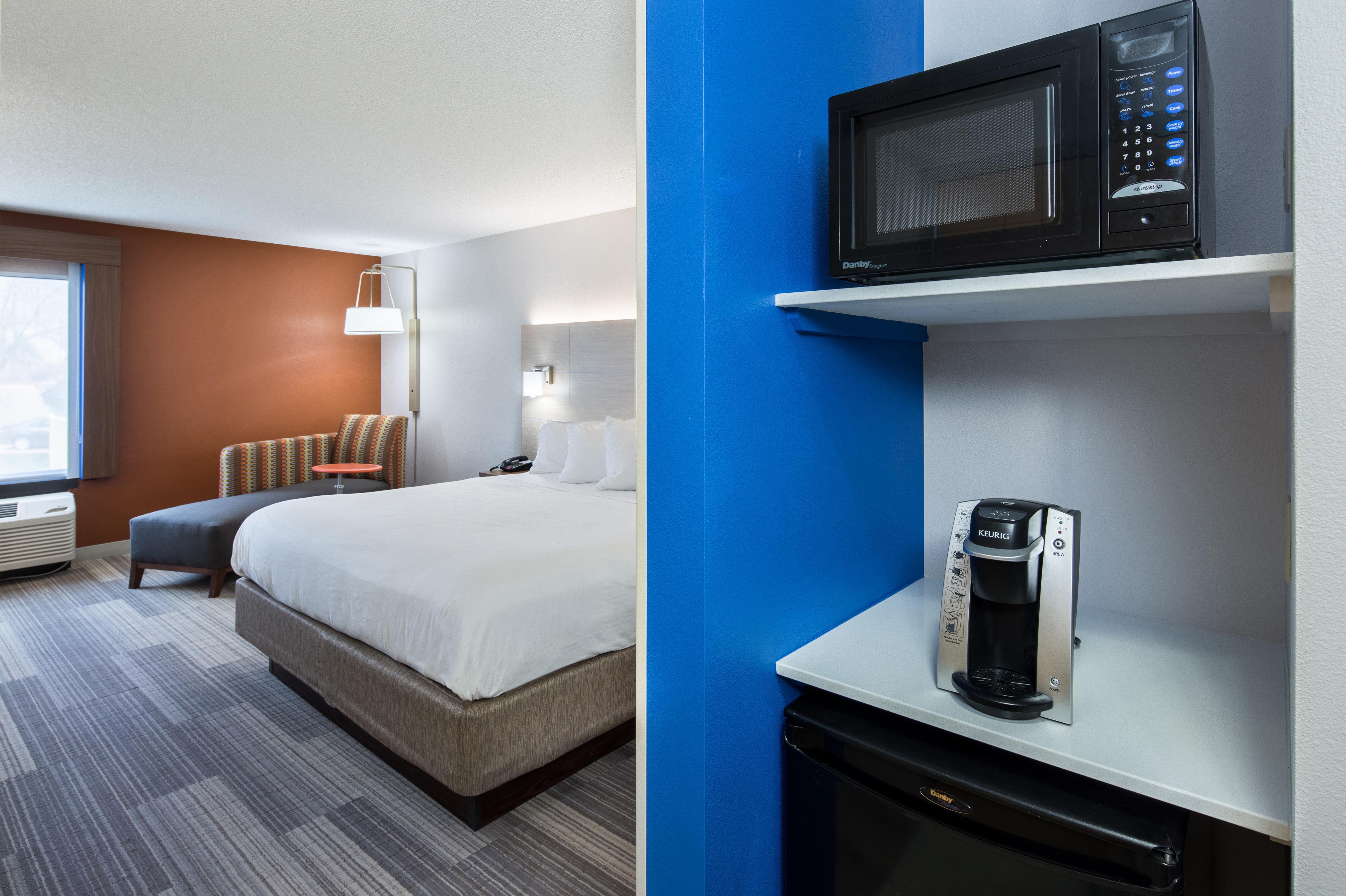 Holiday Inn Express Cedar Rapids - Collins Road By Ihg Exterior photo