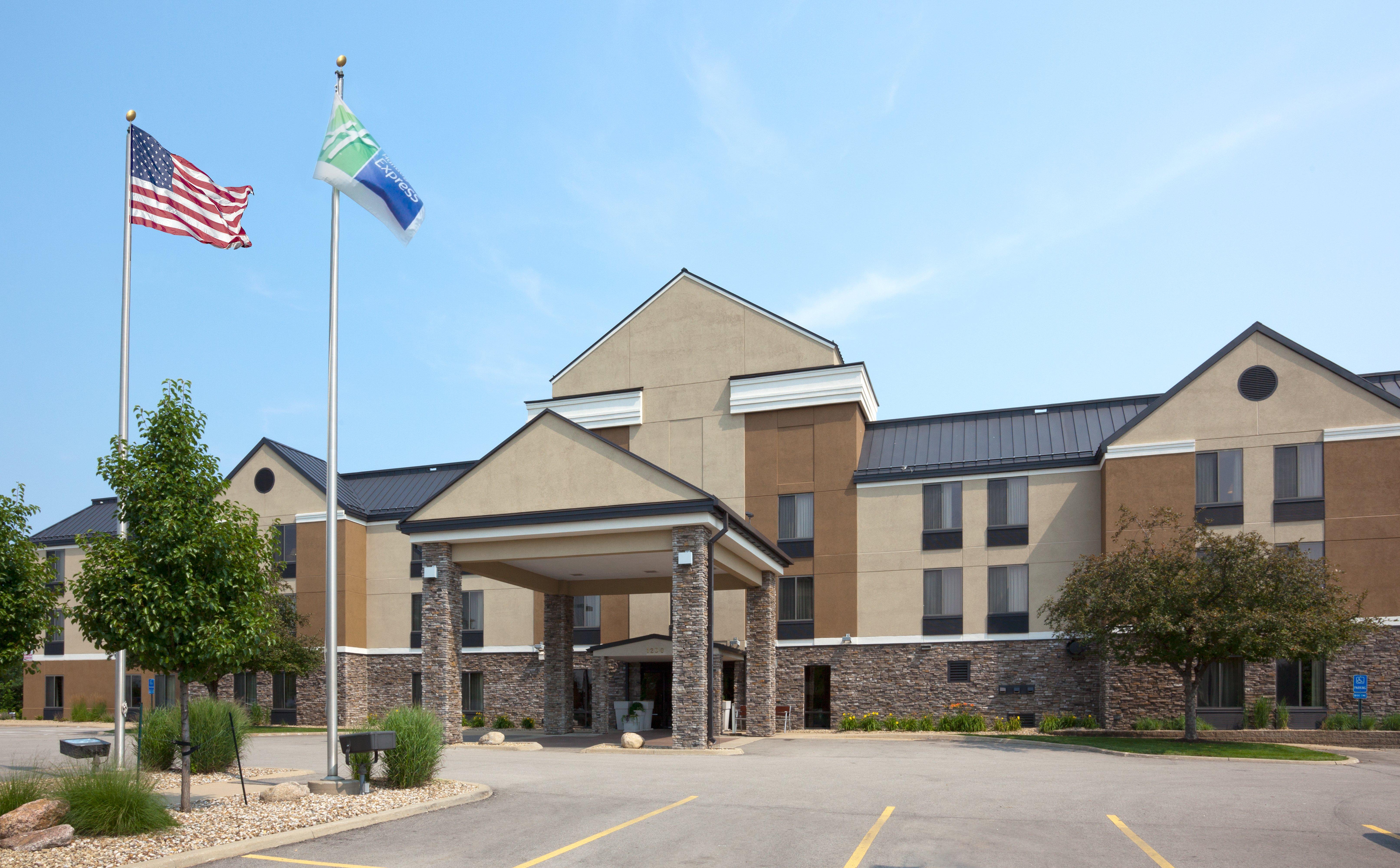 Holiday Inn Express Cedar Rapids - Collins Road By Ihg Exterior photo